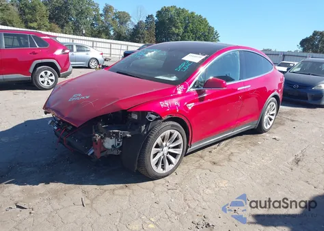 2016 Tesla Model X 60D/70D/75D/90D z USA, uszkodzony, nr VIN 5YJXCAE20GF015955